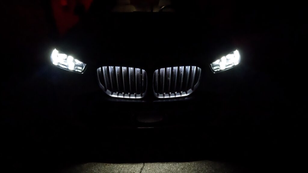 2024 BMW X5 xDrive50e illuminated grille. Image by Robin Warner.