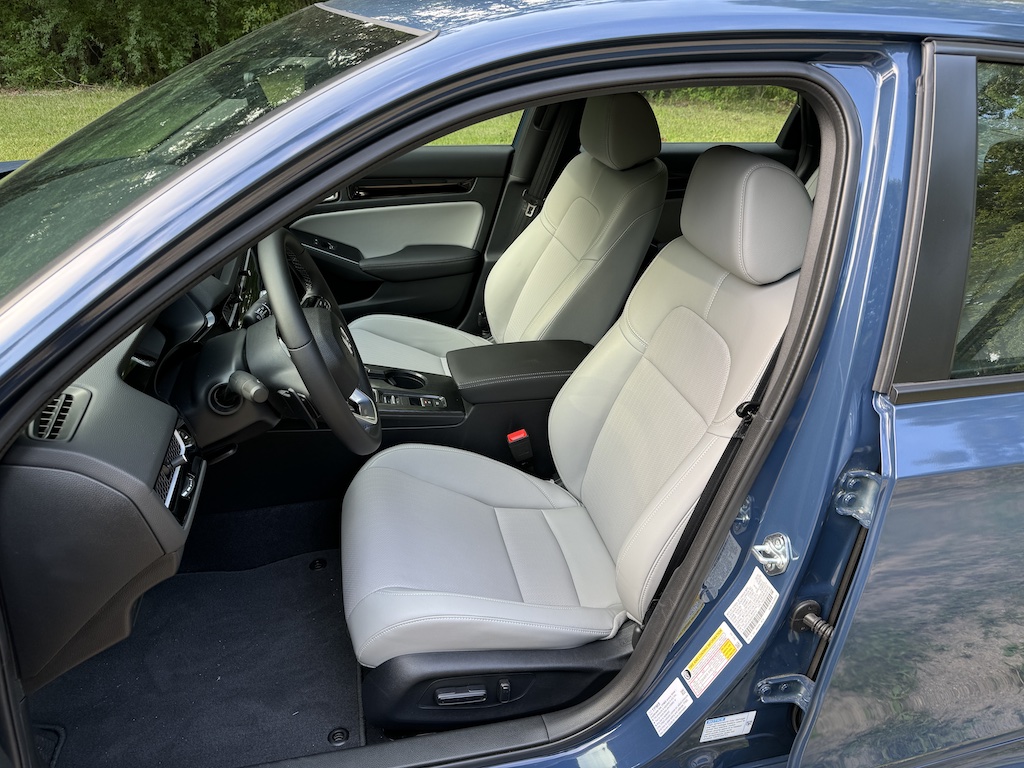 2025 Honda Civic Hybrid, front seats. Image by Robin Warner