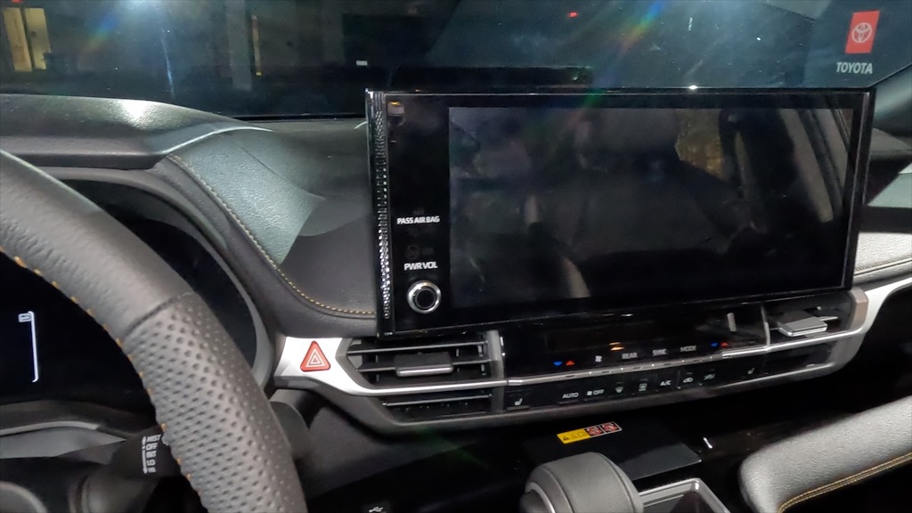 2025 Toyota Sienna Woodland,12.3-inch center display. Image by Robin Warner