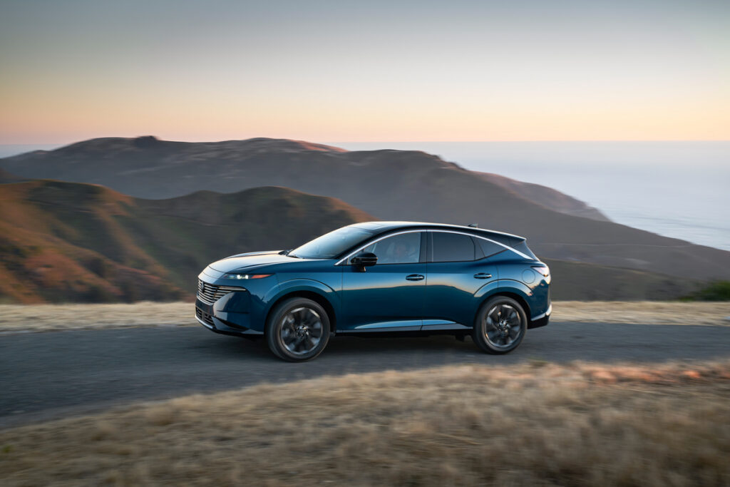 2025 Nissan Murano, in profile in action at altitude, Image courtesy of Nissan