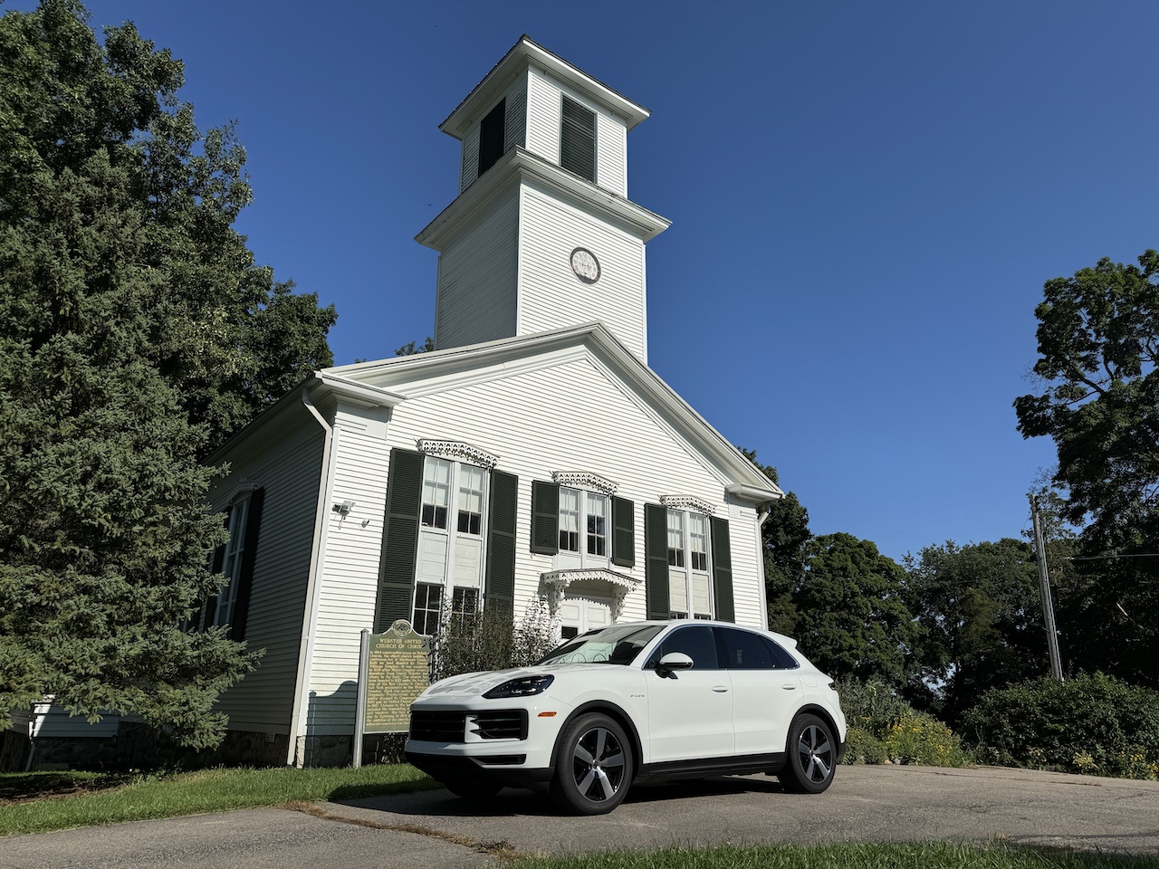 Carve your Favorite Canyon Road in this New Cayenne E-Hybrid!